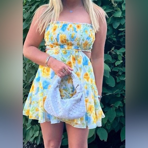 Style to moon gorgeous dress! - Picture 2 of 3